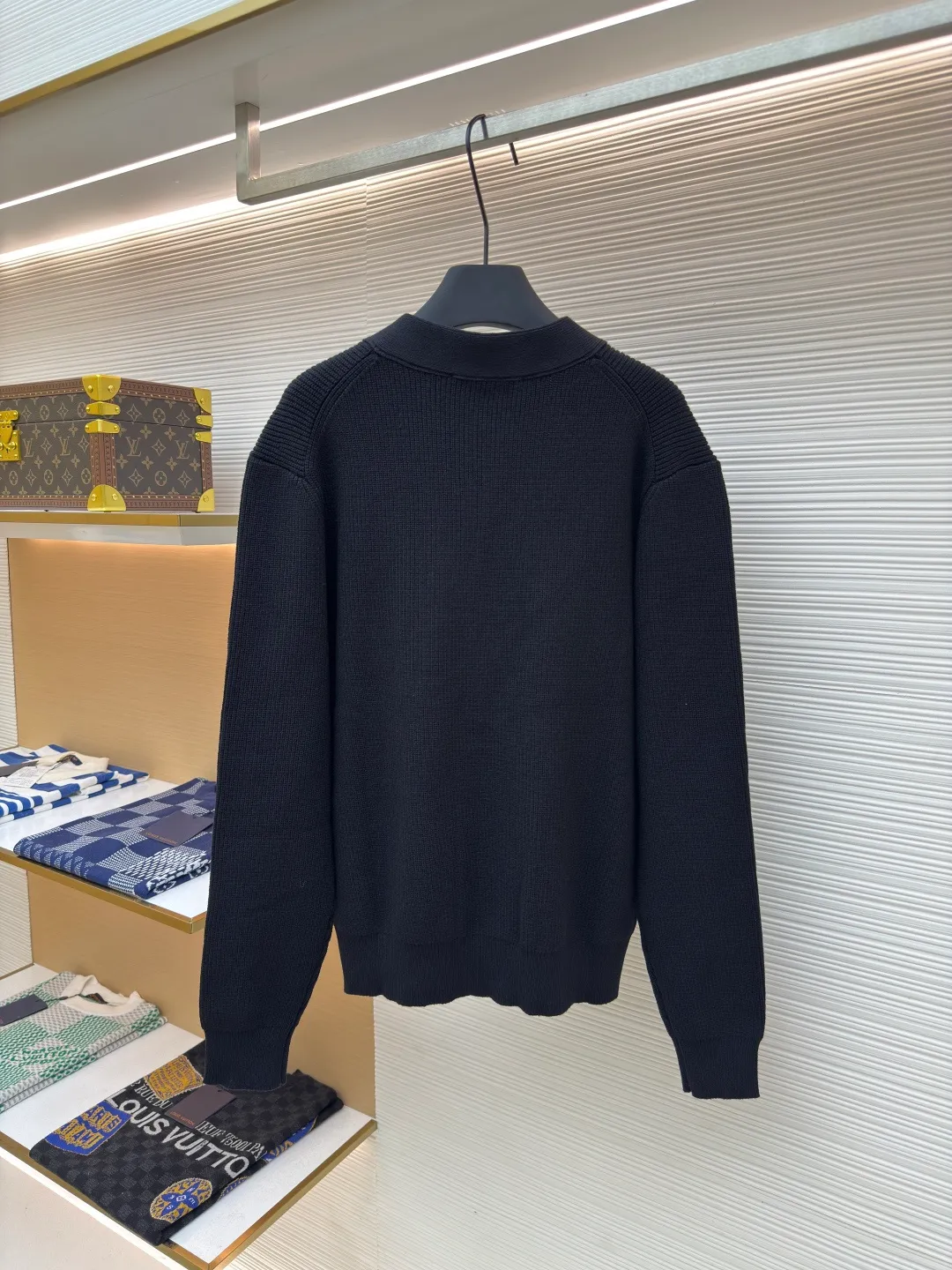 LOUIS VUITTON25SS gold barbed cardigan ●Authentic product: Purchased and developed for 17800 ●Item number: 1680497-B15 ●Fabric: Made of cotton and nylon blended core-filled yarn fabric ●Technology: knitting ●Version: Loose version ●Weight: about 905 grams ●Size: S-M-L-XL ●Description: This style is made of lightweight and breathable cotton blend rib knit, with Louis Vuitton logo and Monogram floral details embroidered on the left collar and flap pocket respectively. It can be used as an alternative to classics to create an elegant evening look and embark on a comfortable cruise. The overall wiring is straight and delicate, the fabric is comfortable and soft, and the color is consistent without color difference. It can be matched with the same style to create a fashionable look and control various occasions. Customized accessories, complete with three standards, same style for men and women!